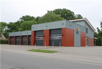 Das Feuerwehrhaus an der Parkstraße in Loxstedt soll erweitert werden. An der linken Gebäudeseite soll ein Anbau entstehen.