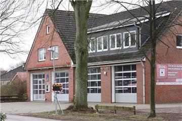 Das Feuerwehrhaus in der Ortsmitte mit vier Stellplätzen: Für die bestehenden Fahrzeuge ist ausreichend Platz vorhanden.