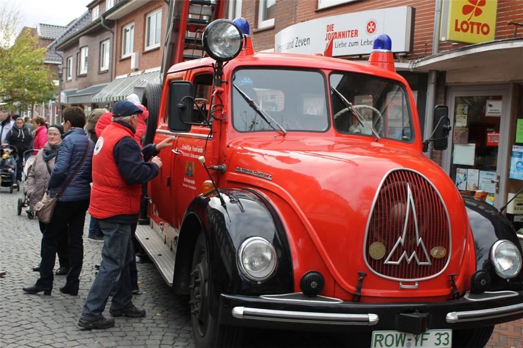 Das Feuerwehrmuseum war mit einem historischen Tank-Löschfahrzeug angerückt. 