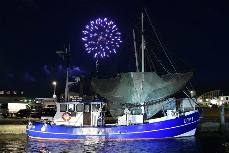 Strandfest in Dorum: Karibik-Feeling an der Nordsee Das Feuerwerk über dem Hafen war der Höhepunkt des Samstagsprogramms des Strandfestes in Dorum-Neufeld.