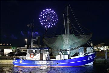 Das Feuerwerk über dem Hafen war der Höhepunkt des Samstagsprogramms des Strandfestes in Dorum-Neufeld.
