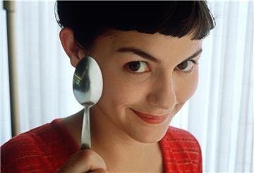Das Filmbild zeigt eine Szene aus dem französischen Kinofilm "Die fabelhafte Welt der Amelie" mit der Schauspielerin Audrey Tautou in der Hauptrolle.