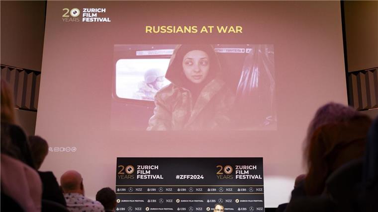 Ukraine protestiert gegen Russland-Film bei Festival Zürich Das Filmfestival in Zürich hat einen umstrittenen Dokumentarfilm über russische Soldaten im Ukraine-Krieg in sein Programm aufgenommen.