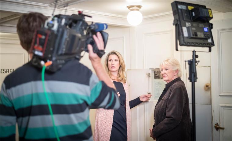 Das Filmteam des Norddeutschen Rundfunks dreht für die Ausgabe des "Nordseereport" im Bremerhavener Deutschen Auswandererhaus. Die Bremerhavener Zeitzeugin Ingeborg Stümer steht beim Dreh der Moderatorin Laura Lange Rede und Antwort im Raum "Speisesaal".