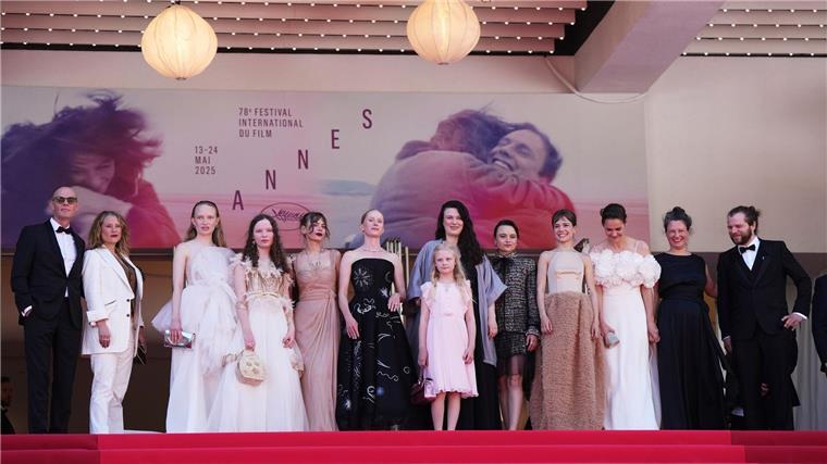Goodbye Hollywood: Europa erzählt, wo Amerika schweigt Das Filmteam von „In die Sonne schauen“ bei der Premiere.