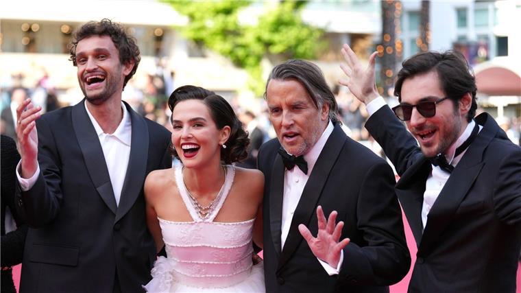 Goodbye Hollywood: Europa erzählt, wo Amerika schweigt Das Filmteam von „Nouvelle Vague“ bei der Premiere.