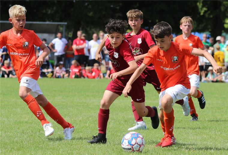 Die Sportanlage des TSV Abbehausen ist fest in Kinderhand Das Finale gewann der SC Borea Dresden (orange Trikots) mit 2:1 gegen den TuS Komet Arsten.