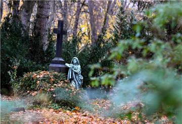 Grab mit Figur und Kreuz
