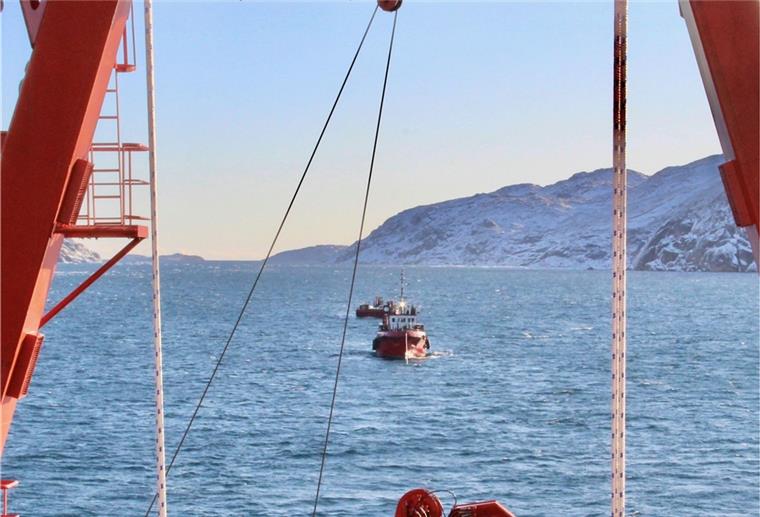 Das Fischereiforschungsschiff „Walther Herwig III“ rettet einen grönländischen Schlepper mit Barge und drei Besatzungsmitgliedern aus Seenot.