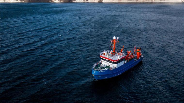Forscher schauen Heringsgebiet vor LNG-Standort genauer an Das Fischereiforschungsschiffs Clupea ist auf der Ostsee vor der Insel Rügen unterwegs (Aufnahme mit Drohne).