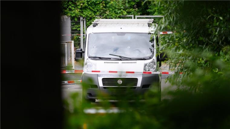 Mann fährt auf Beamtinnen zu – Polizei schießt Das Fluchtfahrzeug wurde am Mittag abgeschleppt.