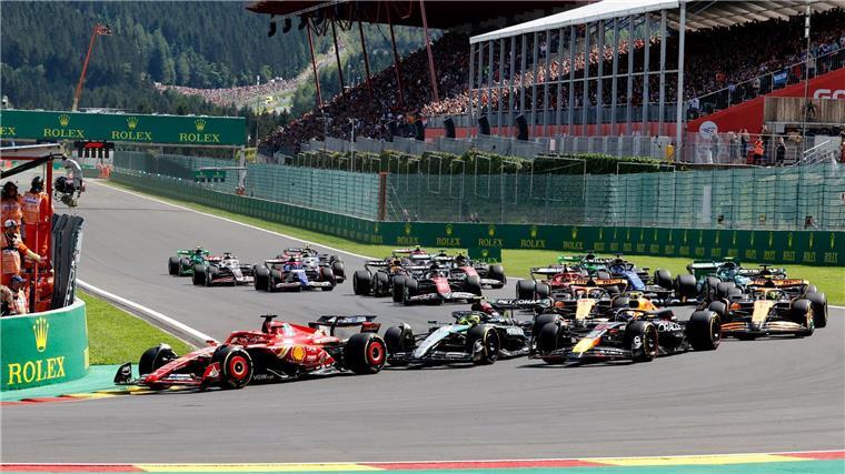 Mercedes mit Untergewicht: Russell in Spa disqualifiziert Das Formel-1-Getümmel kurz nach dem Start.