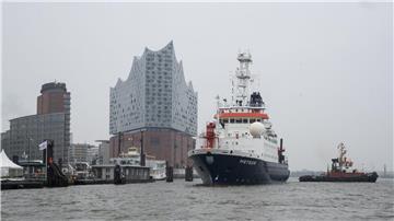 Das Forschungsschiff „Meteor“ ist auf dem Weg von der Norderwerft zum Anleger Überseebrücken.