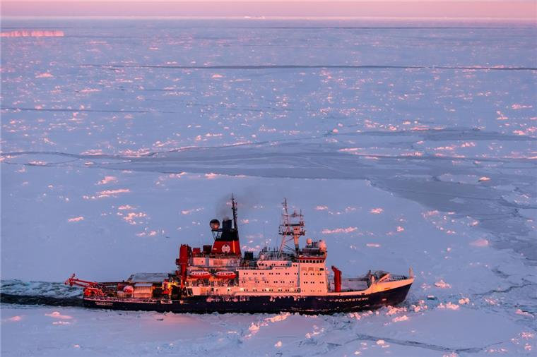 "Polarstern" bringt die ersten 2000 Kilometer hinter sich Das Forschungsschiff "Polarstern" hat die ersten 2000 Kilometer ihrer großen Arktis-Expedition.