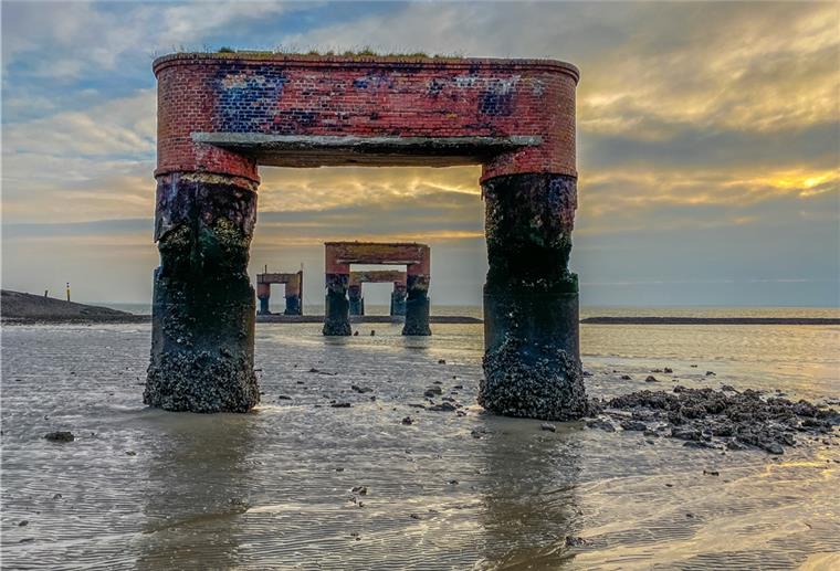 Das Foto der Fundamente des alten Fähranlegers in Eckwarderhörne wurde als eins der zwölf schönsten Wetterbilder 2020 vom NDR gekührt.