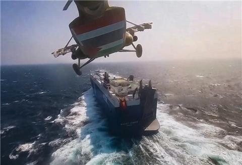 Hubschrauber steuert Decke eines Schiffs an