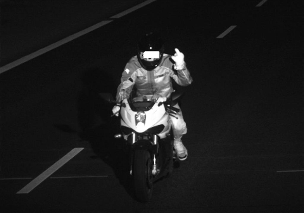 Das Foto der Polizei zeigt einen 17-jährigen Motorradfahrer, der bei der Fahrt i...
