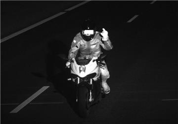 Das Foto der Polizei zeigt einen 17-jährigen Motorradfahrer, der bei der Fahrt i...