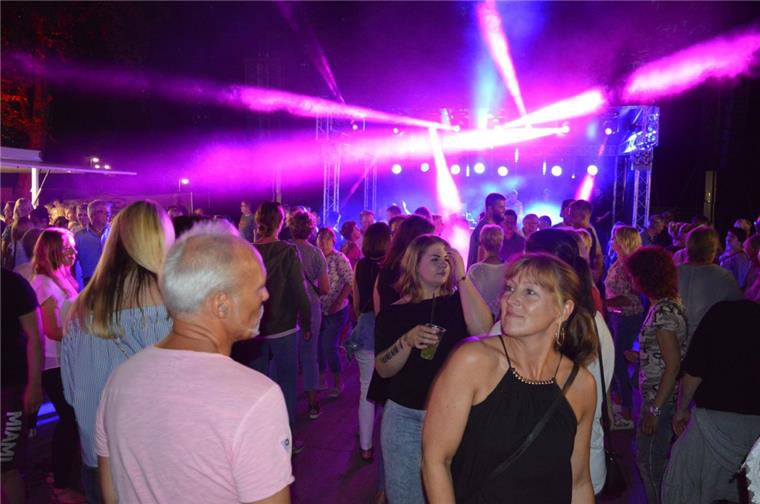 Zeven: Einigung beim Kultursommer 2019 - Termine stehen fest Das Foto ist beim Aelternabend in diesem Jahr entstanden.Die Tanzfläche war rappelvoll.