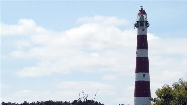 Das Foto vom 20.06.2010 zeigt den 55 Meter hohen Leuchtturm der Westfriesischen Insel Ameland.