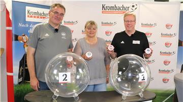 Birgit Raum mit NFV-Pokalspielleiter Jörg Zellmer (links) und NFV-Pressesprecher Manfred Finger bei der Ziehung der nächsten Begegnungen im Krombacher Niedersachsenpokal.
