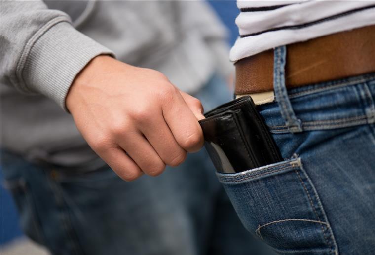 Das Foto zeigt eine gestellte Taschendieb-Aktion. Doch in Selsingen kam es zu einem echten Taschendiebstahl. Opfer war eine Seniorin.