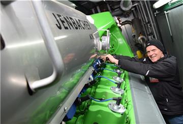 Das Foto zeigt Frerk Francksen am neuen Motor der Biogasanlage. Das Aggregat aus Österreich hat eine Leistung von 1000 Kilowattstunden.