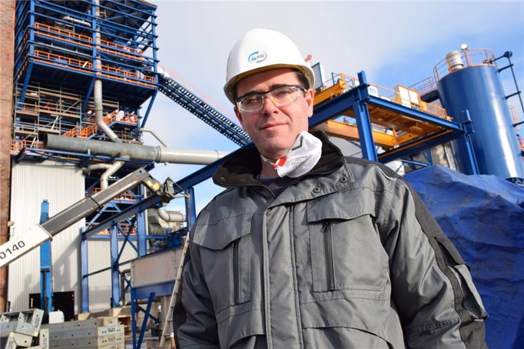 Nordenham: Neuer Riesenofen geht bald in Betrieb Das Foto zeigt Projektleiter Brad Barter vor der neuen Anlage. Der Australier sorgt dafür, dass die Arbeiten planmäßig voranschreiten.