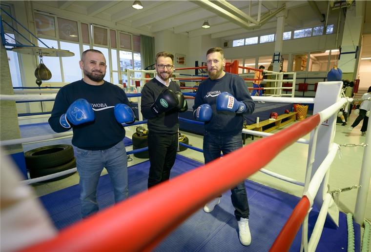 Boxer im Ring mit dem Gewoba-Chef.