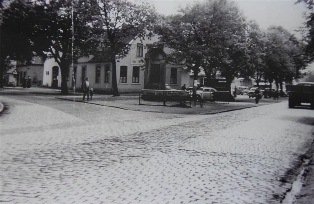 Das Fotozeigt die Ecke Weserstraße/Lindenallee. Das Bild oben entstand Anfang de...