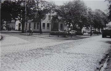 Das Fotozeigt die Ecke Weserstraße/Lindenallee. Das Bild oben entstand Anfang de...