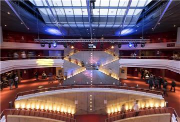 Foyer des Metropol-Theaters