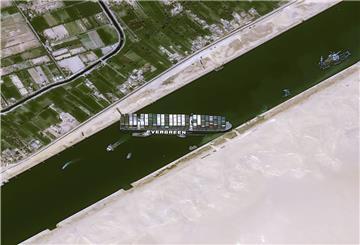 Das Frachtschiff MV Ever Given ist im Suezkanal auf Grund gelaufen und blockiert seither die wichtige Schifffahrtsstraße zwischen Asien und Europa.