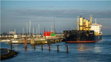Das Frachtschiff „Polesie“ liegt im Hafen.