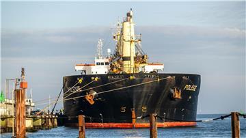 Das Frachtschiff „Polesie“ liegt im Hafen.