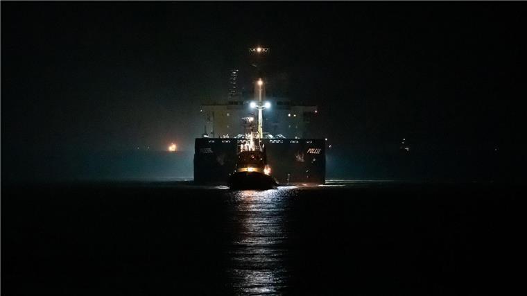 Das Frachtschiff „Polesie“ wird von zwei Schleppern nach Cuxhaven geleitet.