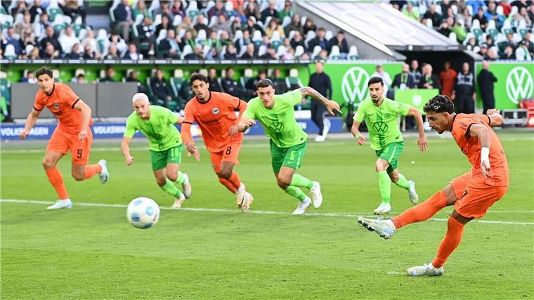 „Ein Lotteriespiel“: Wolfsburger Ärger über Handelfmeter Das Frankfurter Siegtor in Wolfsburg: Omar Marmoush verwandelt einen umstrittenen Handelfmeter.