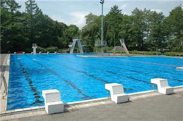 Das Freibad in Sittensen ist in die Jahre gekommen. Samtgemeindebürgermeister Jörn Keller möchte nun klären lassen, wie lange es in diesem Zustand noch betreibbar ist und plädiert für ein Gutachten.  
