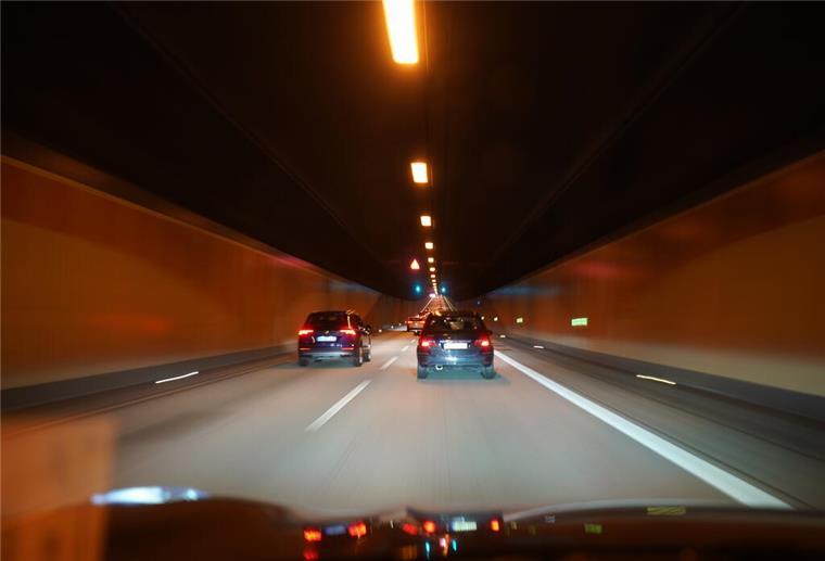 Autos fahren auf der Autobahn A7 durch den Elbtunnel. 