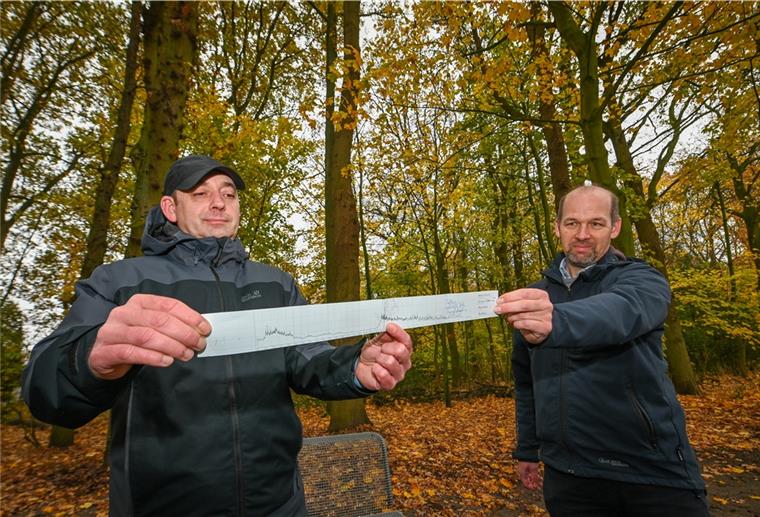 67 Bäume in Bremerhaven müssen fallen Das Gartenbauamt muss zwei Bäume im Speckenbütteler Park fällen. Einer davon ist dieser an der Hundewiese, wie Bernd Wintjen (links) und Kester Kirchwehm zeigen.