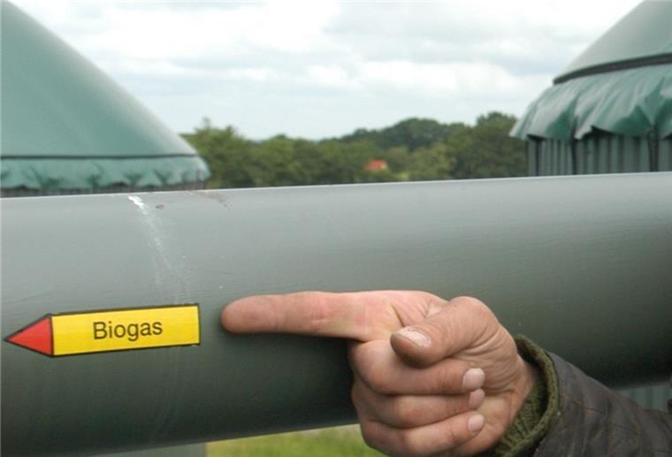 Während wir Energie einkaufen: Biogas wird nutzlos abgefackelt Das Gas, das in Biogasanlagen gewonnen wird, kommt nicht immer bei der Stromproduktion zum Einsatz. Manchmal wird es auch völlig nutzlos verbrannt.