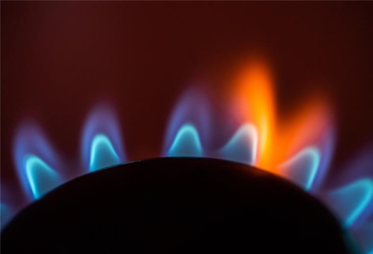 Gas jetzt auch aus Frankreich: Schon 1600 Gigawattstunden geliefert Die Flamme eines Gasherdes brennt in einer Küche.