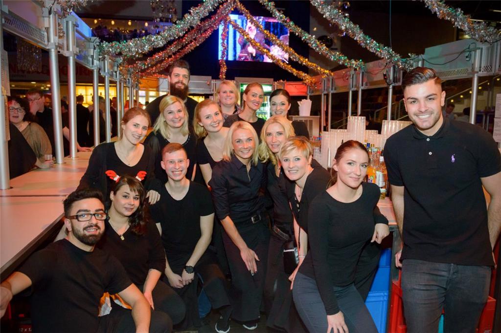 Das Gastroteam in der Stadthalle hat Spaß bei der Arbeit.