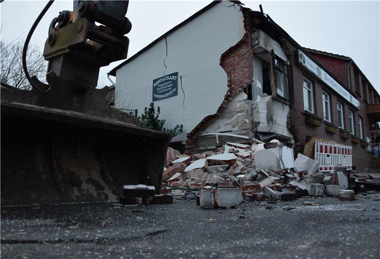 Das Gaststätten-Gebäude ist durch den Aufprall des Wagens erheblich beschädigt worden. Foto: Kühnemuth