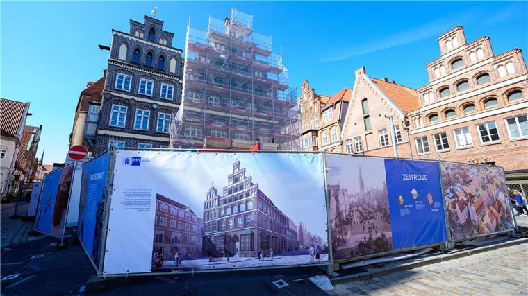 Das Gebäude der Industrie- und Handelskammer Lüneburg ist mit einem Baugerüst eingerüstet.