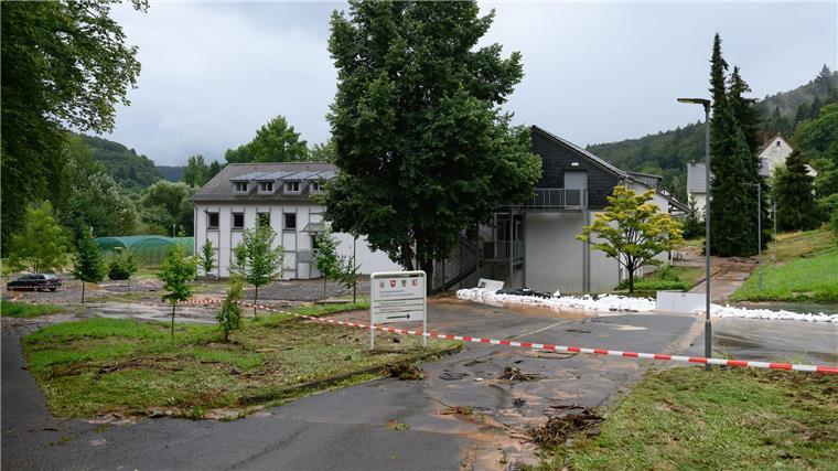 Starkregen sorgt für vollgelaufene Keller und Erdrutsch Das Gebäude der Nordwestdeutschen Forstlichen Versuchsanstalt am Standort in Hann.Münden ist abgesperrt.