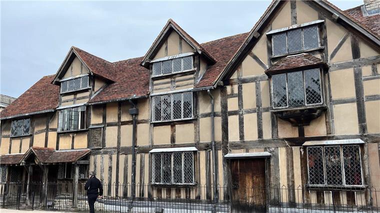 Was man von Shakespeare heute noch lernen kann Das Geburtshaus von William Shakespeare in der englischen Stadt Stratford-upon-Avon.