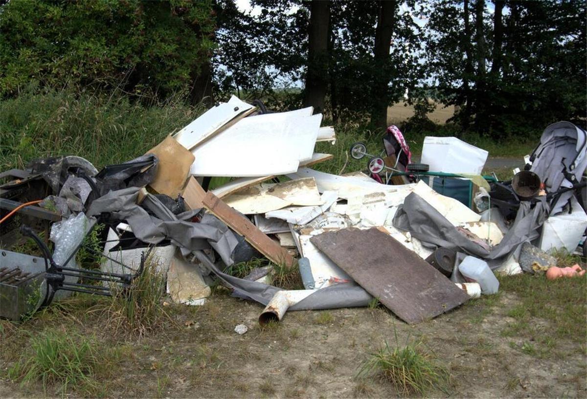 Bauschutt, Sondermüll und Spielzeug in Beverstedt illegal entsorgt Das gehört da nicht hin. Gefahr für Umwelt und Tiere. Illegale Müllentsorgung in der Feldmark sorgt für Unmut in der Gemeinde.
