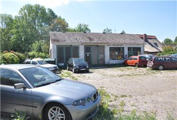 Das Gelände der ehemaligen Tankstelle in Sandstedt: Inzwischen stehen nur noch zwei Autos dort.