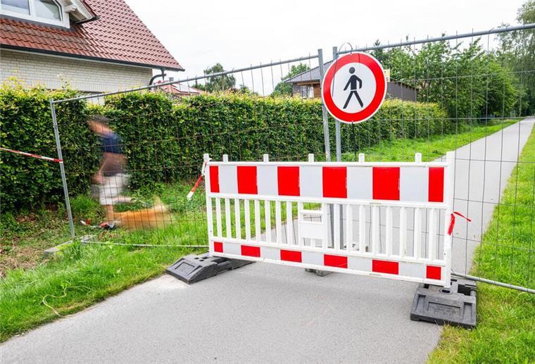 Vechta: Die Wiesen rund um ein Regenrückhaltebecken waren auch nach der Entwarnung am Mittag noch abgesperrt.